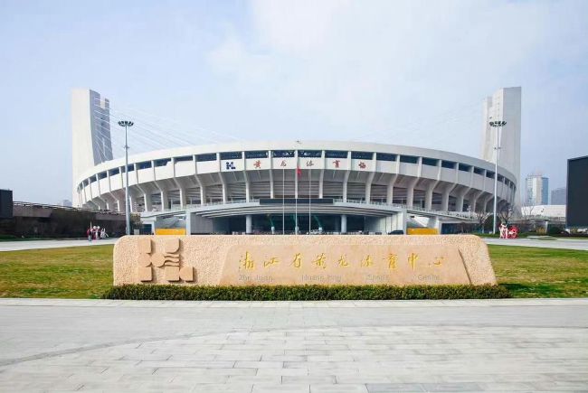 交运茶餐厅餐厅老板（吴孟达 饰）天天都乐于在茶餐厅中忙前忙后，他的儿子阿男（陈晓东 饰）却很是厌弃，一次他在碰到了离家出走的大族女芳芳（舒淇 饰），芳芳还跟了他回家，父亲觉得他们是男女伴侣的关系。此时，阿福（葛文辉 饰）送外卖时碰到了Fanny（杨恭如 饰），便向何金水（周星驰 饰）这位情圣就教，可是何金水也赶上了昔时的初爱情人Cindy（郑秀文 饰），Cindy托故报复昔时的恩仇，令何金水灾得患掉。